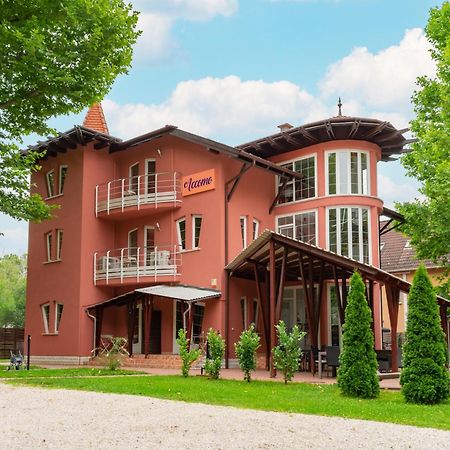 Accomo Apartmanhaz Шіофок Екстер'єр фото